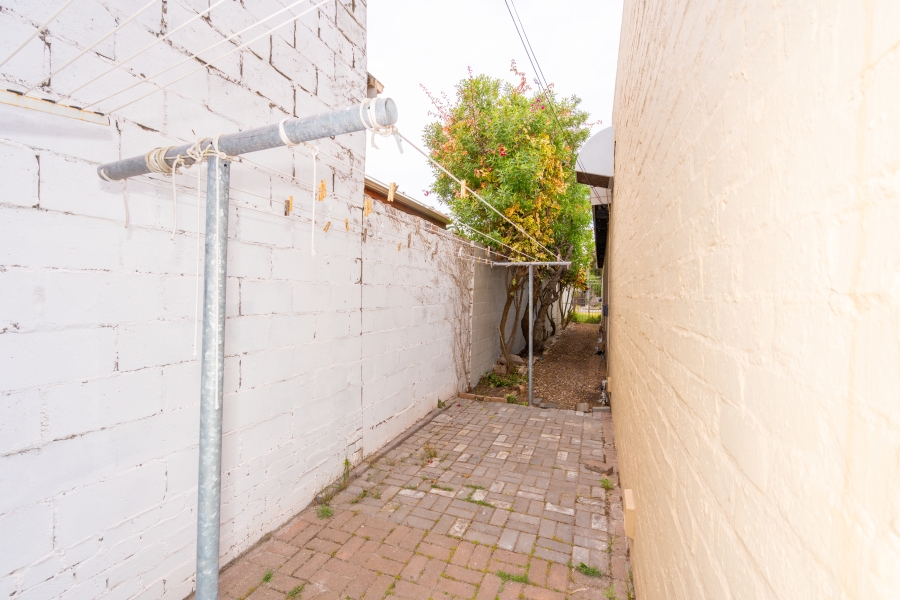 6 Bedroom Property for Sale in Middedorp Western Cape